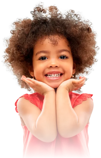 Criança sorrindo com as mãos sob o queixo